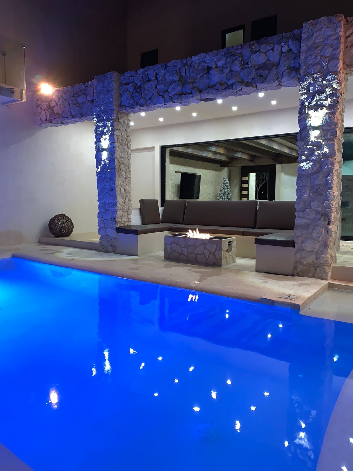 Alberca nocturna de Villa Aaktun con ambiente de lujo, Tulum