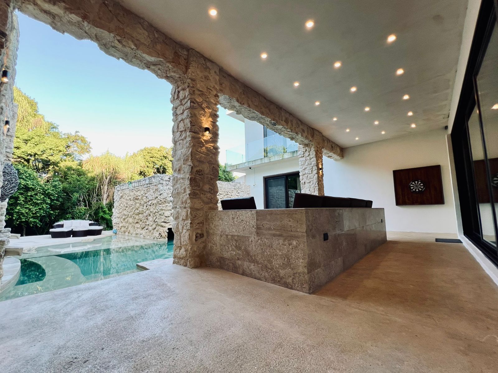 Alberca y jardines de Villa Aaktun, villa de lujo Tulum